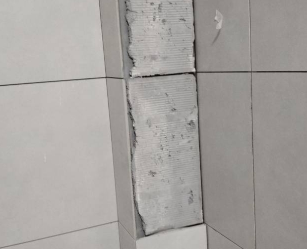 常德瓷砖空鼓维修公司分享下瓷砖施工前基层浇水润湿程度不足，可能导致以下问题